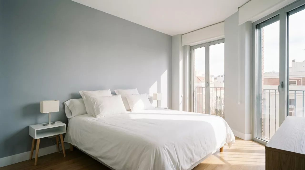 Dormitorio con papel pintado vinílico instalado sobre gotelé, después