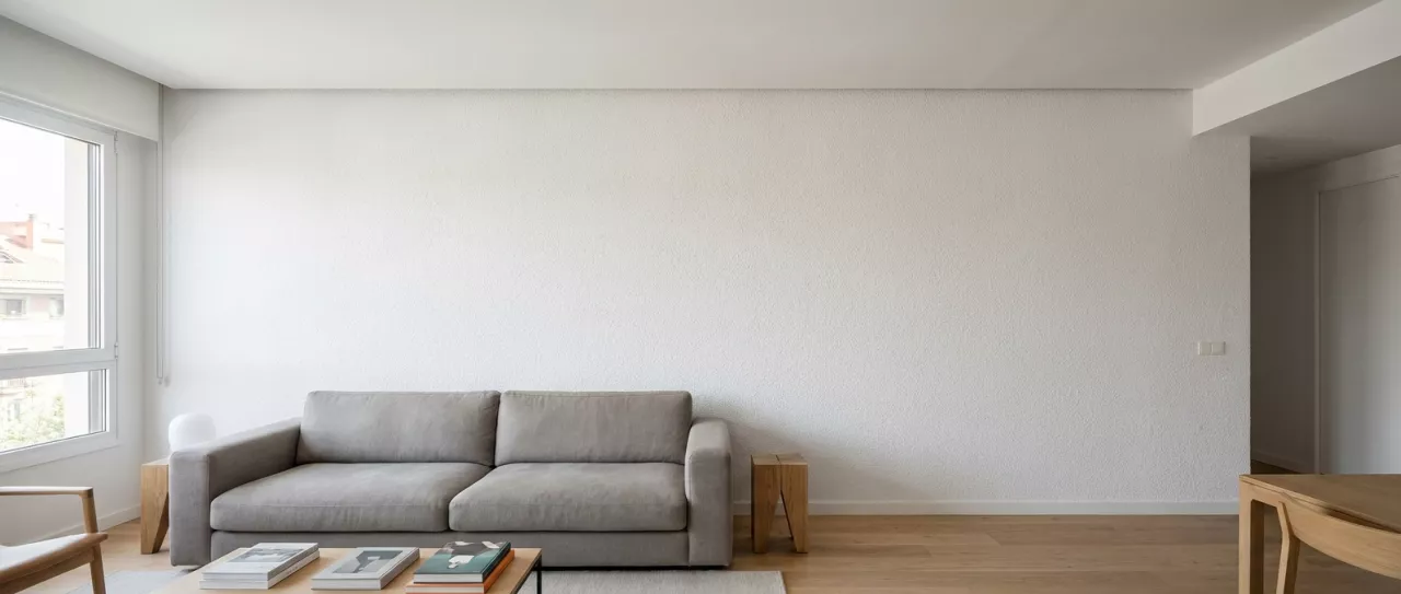 Salón con gotelé antes de instalar papel pintado en Madrid